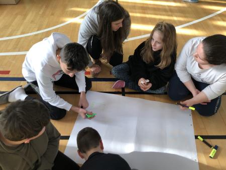 Mladi iz različnih evropskih držav z učenci OŠ Šalovci o digitalizaciji 14